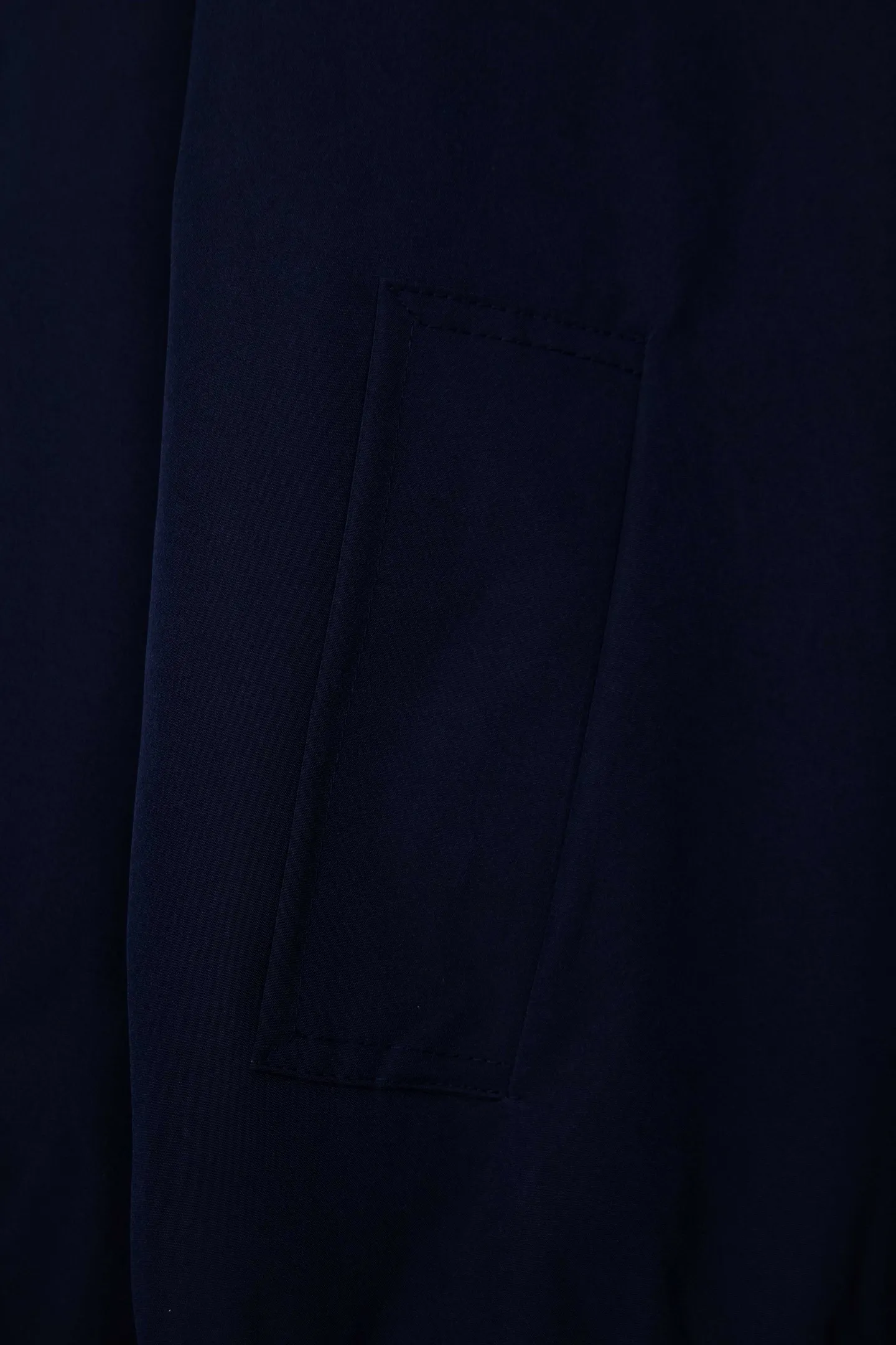 P350 Ralh Lauren men's old money style veteran stand collar workwear Harrington jacket. Ralh Lauren has gone crazy this year. The upper body of major Internet celebrities. The fabric has a double-layer shin feel and is full of weight! It's not as heavy as a regular jacket, and the ordinary cotton material feels really different. This one is super comfortable, soft and stylish, and has a green plaid interior that has a retro movie fashion feel! The fit is loose but not baggy. The size is just right and not too picky. The dropped shoulder design modifies the shoulder shape without making it look bulky. This silhouette is a style that will never go out of style after being worn for a long time. The upper body is also very durable and recognizable. The loose and reasonable fit can be worn by both men and women, making it easy to create a clean and refreshing youthful look. The embroidery on the chest is all German Oman embroidery fiber with original data. The embroidery process is very particular. It uses Japanese Tajima machines to ensure the embroidery is exquisite and three-dimensional. That is what I said is different from the ones on the market. Regarding the workmanship, the version is a loose version and can be used by boys and girls!! Color: black, navy, size: S-XL